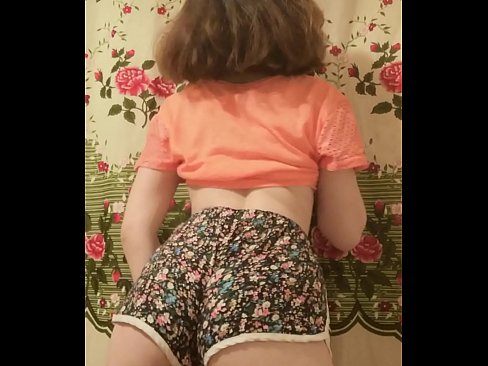 ❤️ Jovem sensual a despir os seus calções para a câmara ❌ Porno duro em nós
