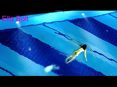 ❤️ Não consigo parar de ver, jovem loira apanhada a nadar nua na piscina da estância balnear ELLA BOLT ❌ Porno duro em nós