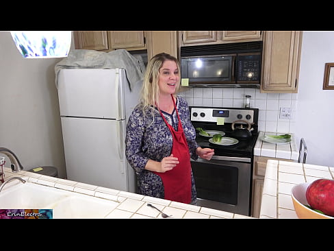 ❤️ A madrasta a ordenhá-lo na cozinha antes do seu encontro ❌ Porno duro em nós