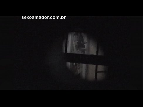 ❤️ Lourinho é filmado secretamente por um voyeur de bairro escondido atrás de tijolos ocos ❌ Porno duro em nós