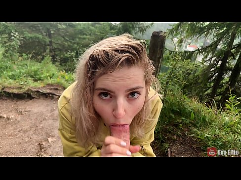 ❤️ Rapariga engole o esperma depois de um broche público - Eva Elfi ❌ Porno duro em nós