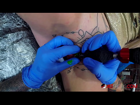 ❤️ Extremamente tatuada, a brasa Sully Savage fez uma tatuagem no seu clítoris ❌ Porno duro em nós
