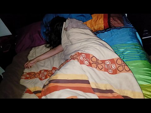 ❤️ Stepson berating a sua jovem madrasta enquanto ela dorme. ❌ Porno duro em nós