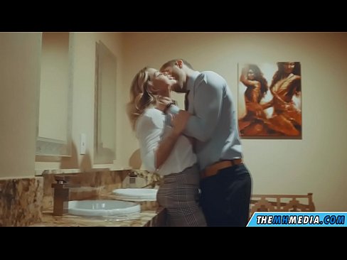 ❤️ Quando uma loira peituda o seduz numa casa de banho pública ❌ Porno duro em nós